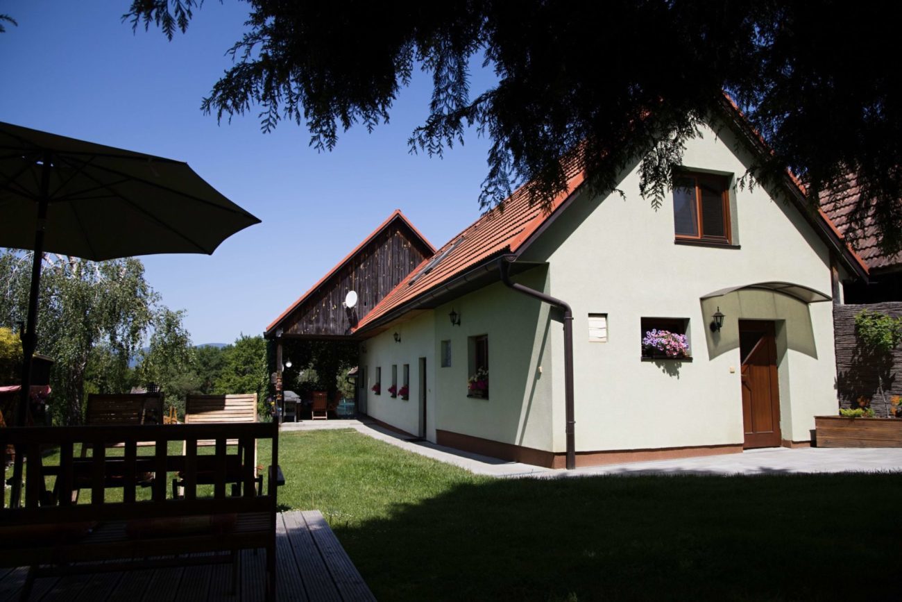 Privát MAKO v lete, dom a dvor