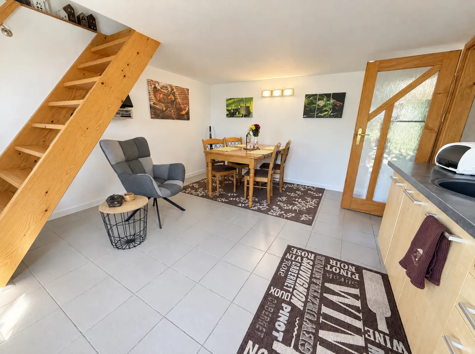 Jedálenský stôl v apartmáne