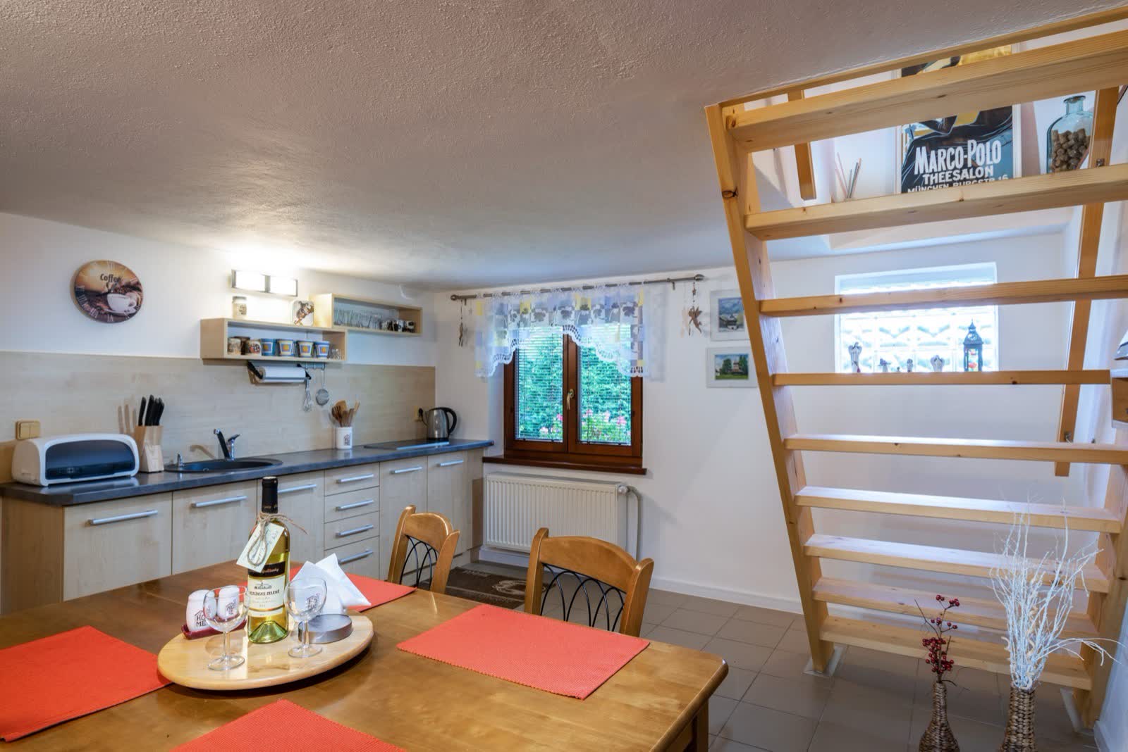 Jedálenský stôl v apartmáne