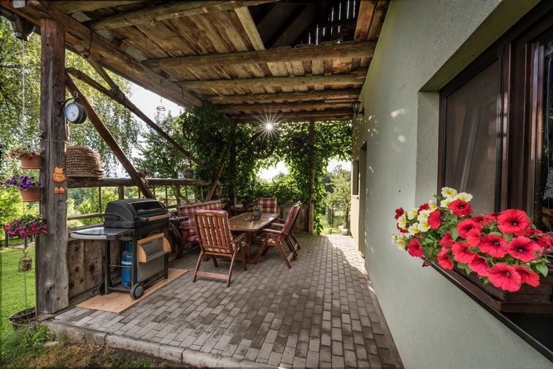 Krytá terasa s posedením a grilom