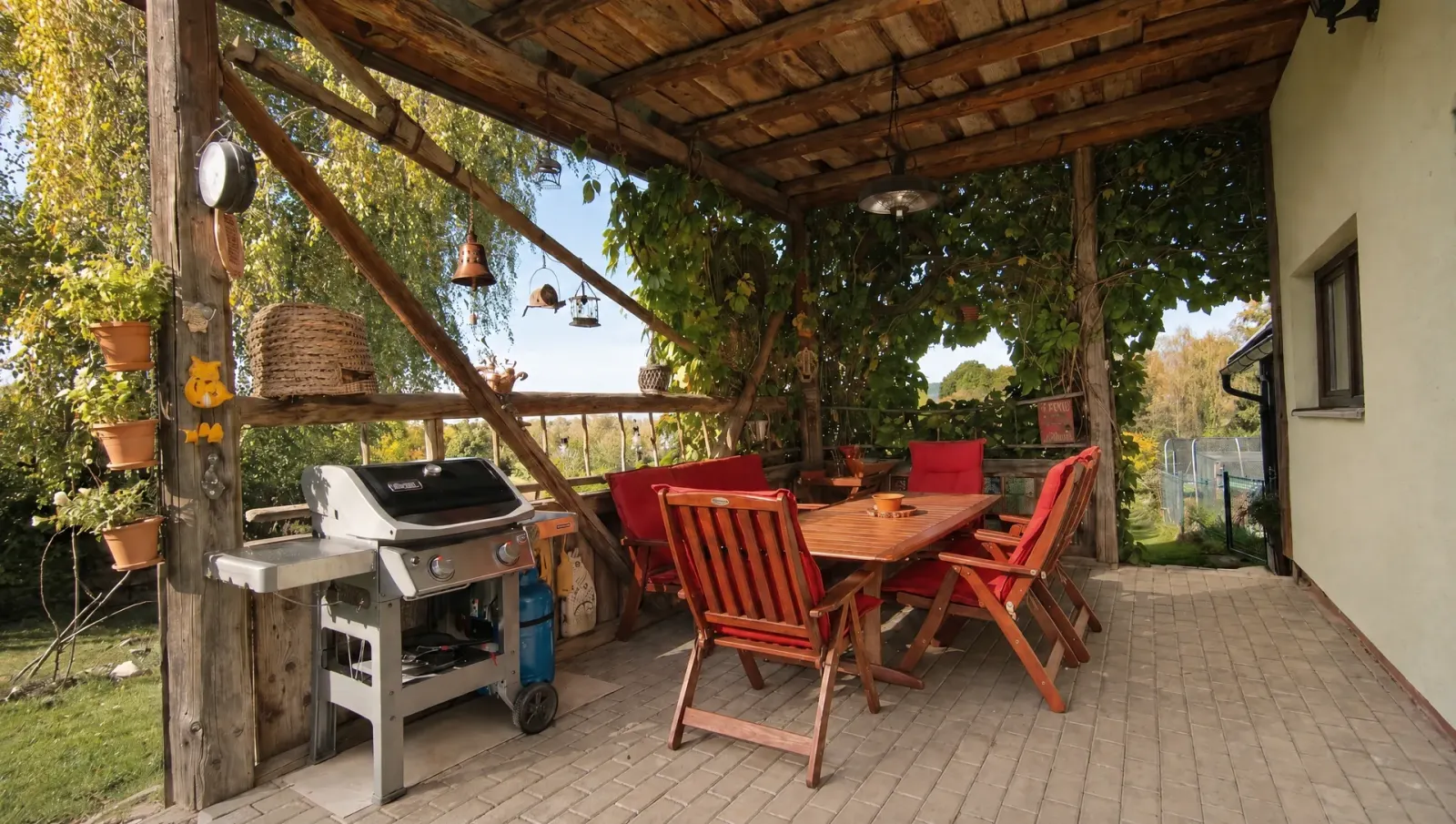 Krytá terasa apartmánu Privat MAKO s posedením a grilom